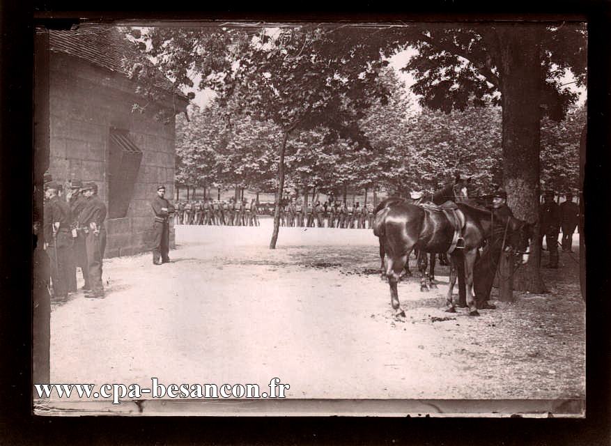 BESANÇON - Préparation du défilé militaire de l'infanterie à Chamars.